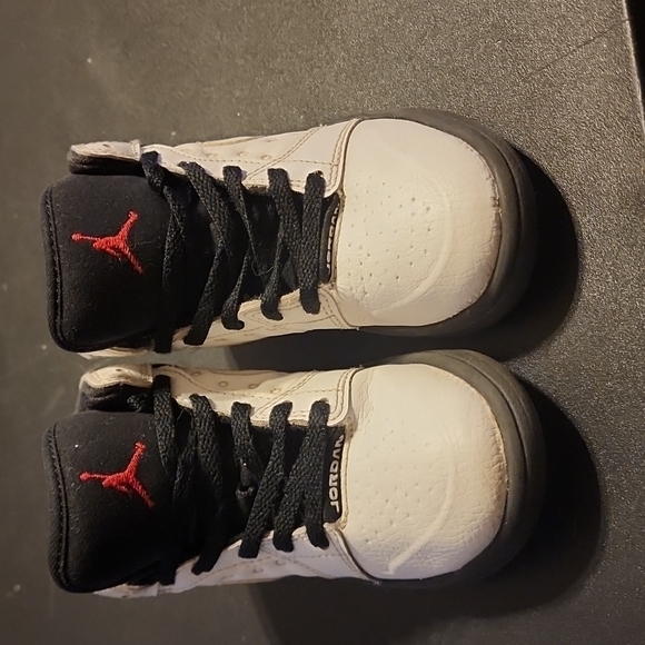 Kids Jordans - Picture 1 of 8